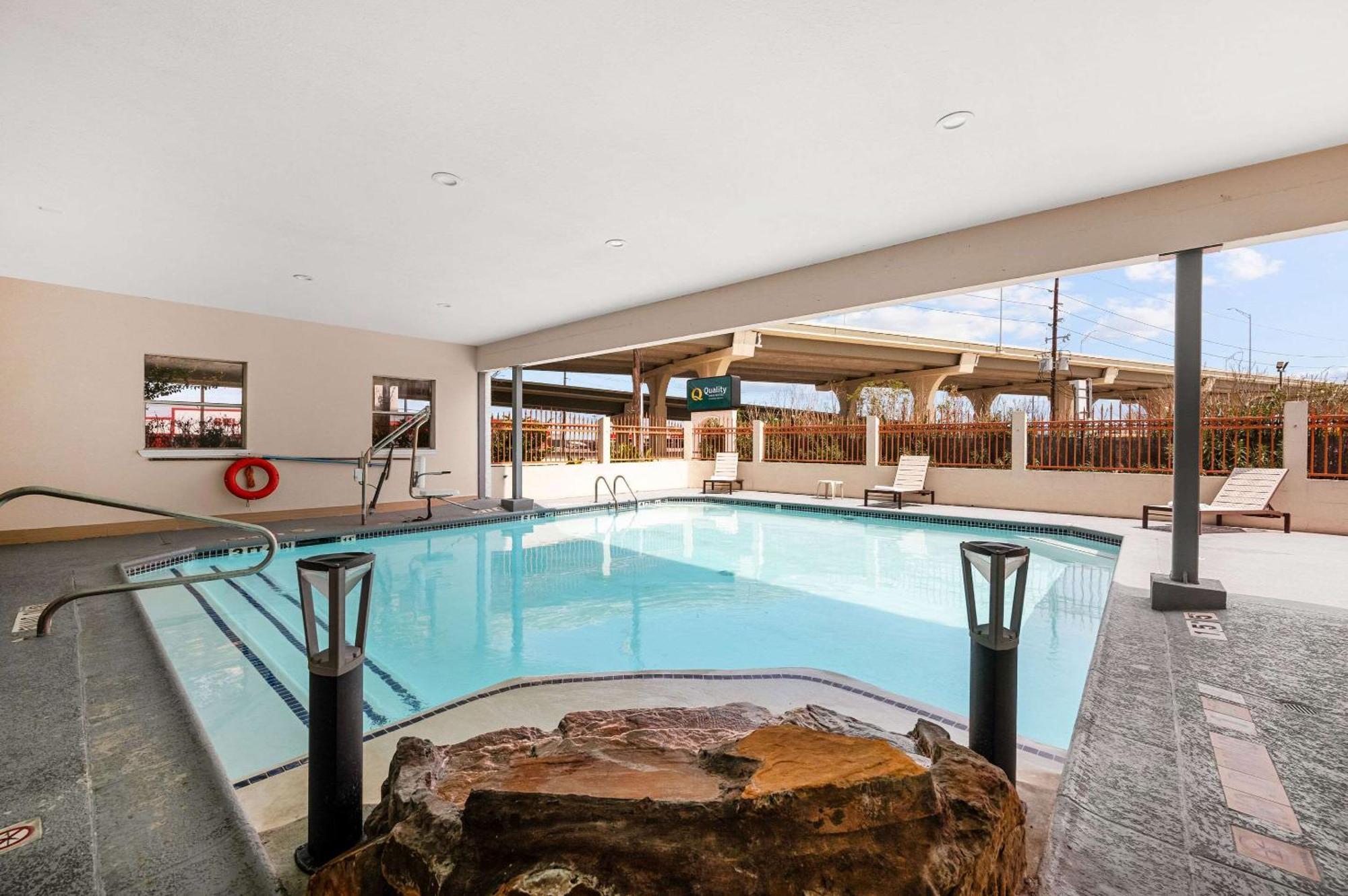 Quality Inn & Suites Cypress Exteriér fotografie