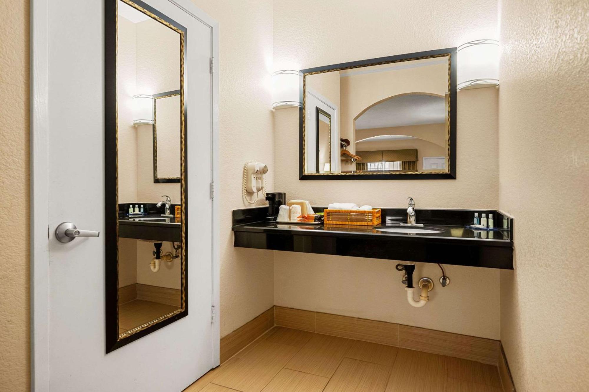 Quality Inn & Suites Cypress Exteriér fotografie
